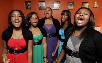 The Sistaz singers (from l