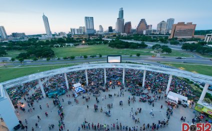 Crowds fill the beautiful City