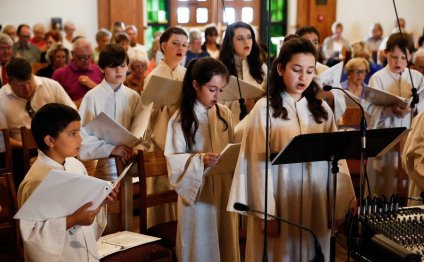 The children s choir sing